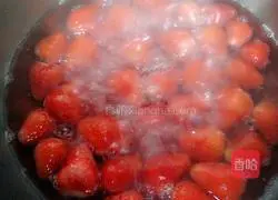 Illustration of how to make canned strawberries 4