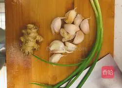 Illustration of how to make spicy crucian carp soup 1