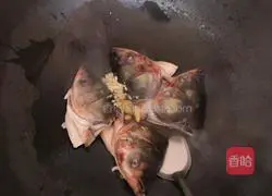 Illustration of how to make douban fish head and tofu soup 3