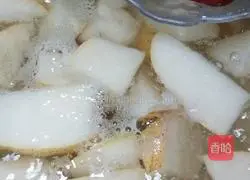 Illustration of how to make water chestnut, snow pear and red date soup 8