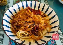 Illustration of how to stir-fry dried chili and shredded potatoes with noodles 16