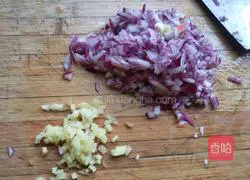 Illustration of how to make tomato sauce spiral pasta 4