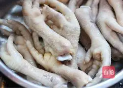 Illustration of how to make chicken feet in clear soup 9