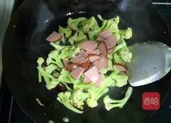 Illustration of how to make sausage and cauliflower 4