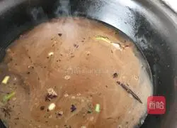 Illustration of how to stew stupid chicken in a farmhouse iron pot 5