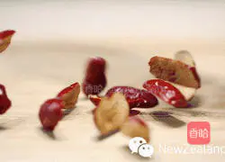 Red dates, peach gum, New Zealand fish maw Illustration of how to make soup 4