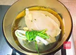 Sichuan - Illustration of how to make shredded pepper and chicken 1