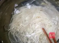 Illustration of how to make salty scallion noodles 17