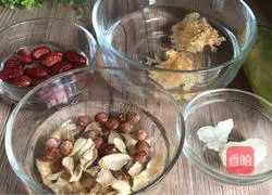 Illustration of how to make papaya and white fungus soup 1