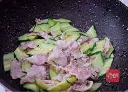 Illustration of how to make fried meat slices with cucumber and eggs 11