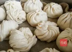 Illustration of how to make fungus and carrot stuffed buns 6