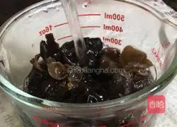 Illustration of how to make fungus and celery soup noodles 1