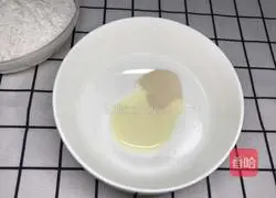 Illustration of how to cut steamed buns with a knife 2