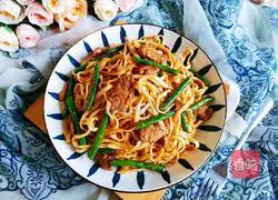 Illustration of how to make steamed beans and braised noodles 11