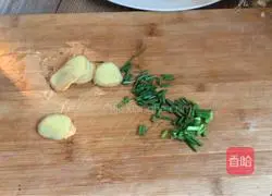 Illustration of how to make tomato and pork blood and meat skin soup 5