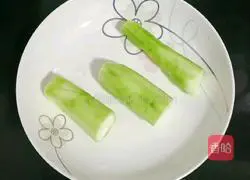 Illustration of how to make loofah and shrimp cakes (baby food supplement) 4