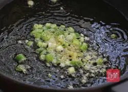 Illustration of how to make noodles with mushroom meat sauce 6