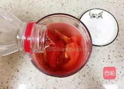 Illustration of how to make tomato juice for detoxification and beauty 3