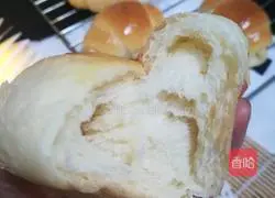 Illustration of how to make small bread rolls 20