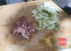 Illustration of how to make stir-fried meat with fennel root 2