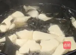 Illustration of how to make wolfberry tofu and kelp soup 6