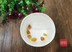 Illustration of how to make peach gum and white fungus soup 2