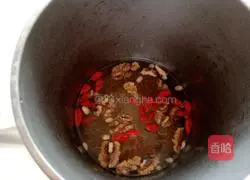 Illustration of how to make wolfberry walnut soy milk 6