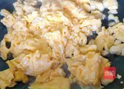 Illustration of how to make scrambled eggs with winter bamboo shoots and tomatoes 9