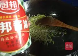 Illustration of how to stir-fry soybean sprouts 6