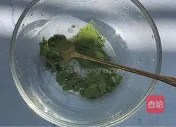 Illustration of how to make matcha milk coffee 1