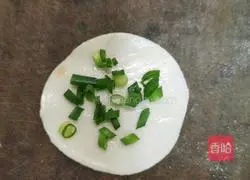 Illustration of how to make dumpling skin scallion pancakes (quick breakfast) 4