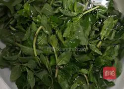 Illustration of how to make wolfberry bud and egg soup 1