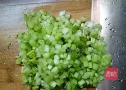 Illustration of how to make celery and pork fillings 2