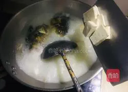 Illustration of how to make fish head and tofu soup 4