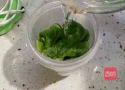 Illustration of how to make wontons made from cabbage skin 2