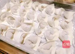 Illustration of how to make fresh meat Yuanbao wontons 14