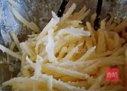 Illustration of how to make green onion and potato shredded pancakes 3