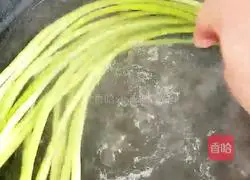 Illustration of how to make cold garlic sprouts 1