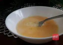 Illustration of 1-minute microwave scrambled eggs 3