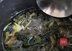 Illustration of how to make Wakame, shrimp skin and egg wontons 11