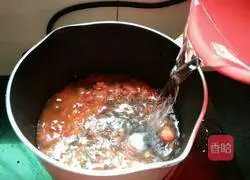 Illustration of how to make tomato, beef and carrot noodles 4