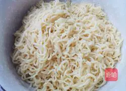 Illustration of how to make delicious fried instant noodles 4