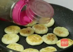 Illustration of how to make potato sandwich pancakes 5