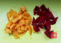 Illustration of how to make red dragon fruit and mango juice 2