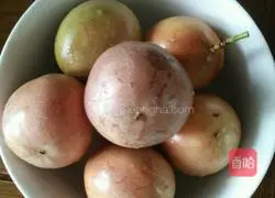 Illustration of how to make passion fruit drink 1