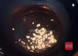 Illustration of how to make fried sausage and lettuce 4