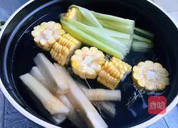 Illustration of how to make hot sugarcane corn soup 3