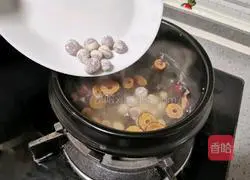 Illustration of how to make sweet red date and two-color round balls soup 8