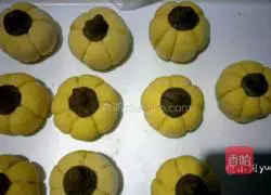 Illustration of making Acacia red bean and pumpkin buns 17