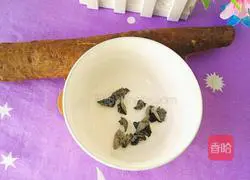 Illustration of how to make yam and fungus soup 1